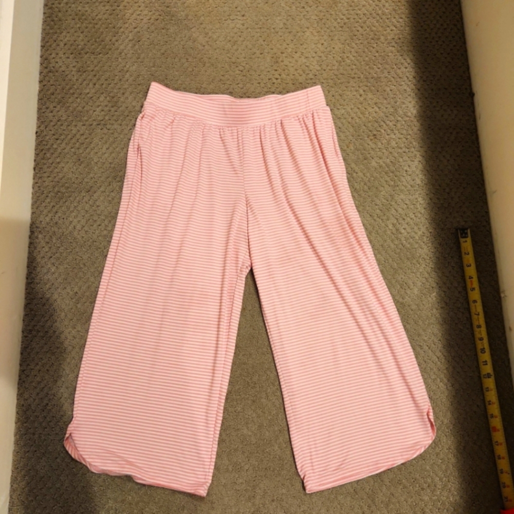 Koolaburra by UGG Soft Jersey Wide Leg Capris Pants with pockets. Medium